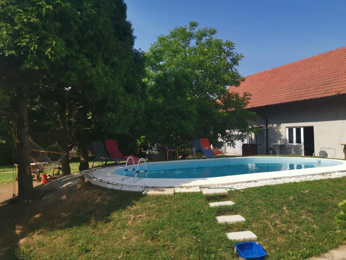 Villa Kuca Na Selu Sa Bazenom Stitar Exterior foto