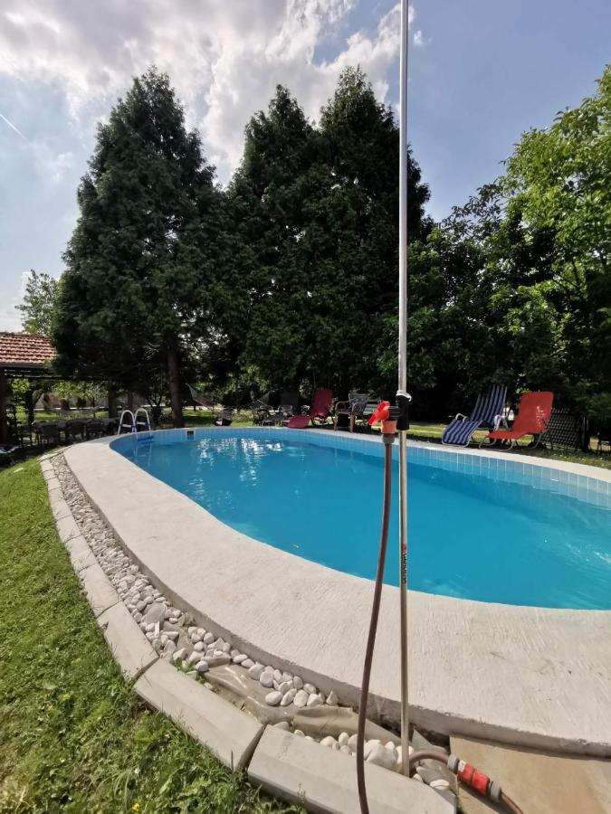 Villa Kuca Na Selu Sa Bazenom Stitar Exterior foto